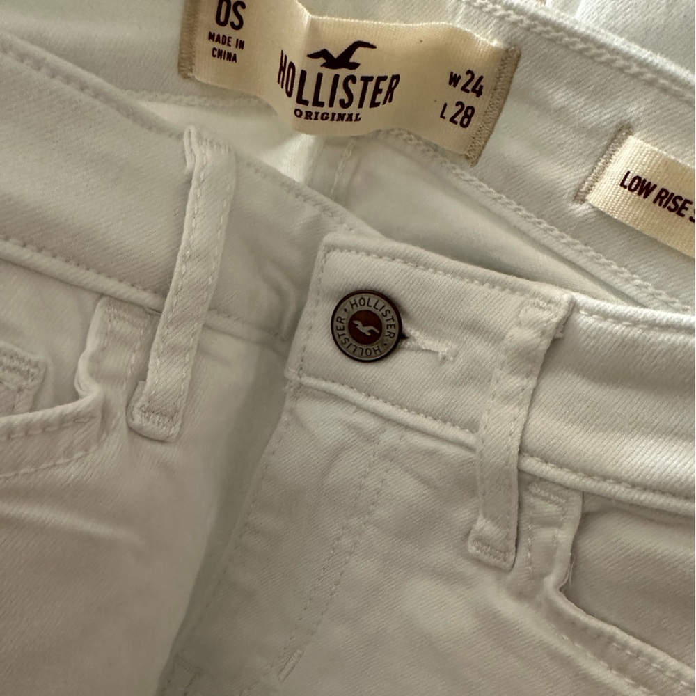 NWT!! Hollister low rise & slim cut white jeans 🤍✨ - Picture 4 of 7